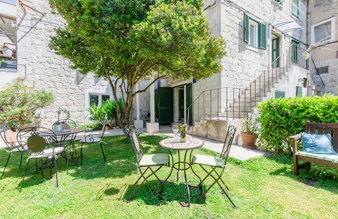 Jes Old Town Studio Apartment-1