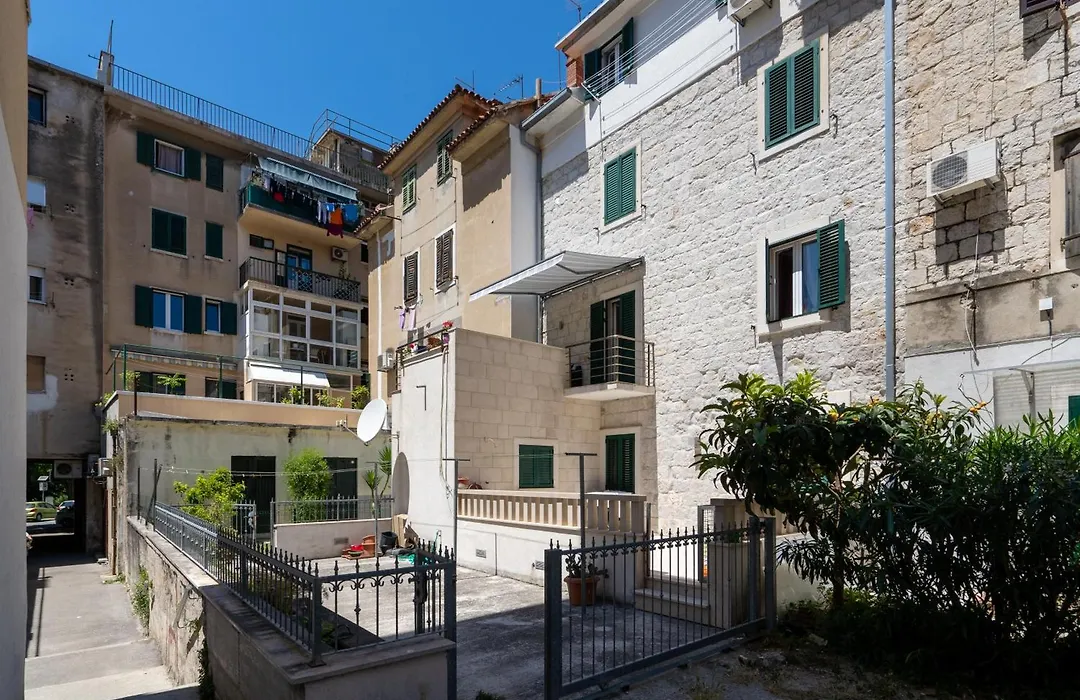 Camellia- Cozy Apartment-1