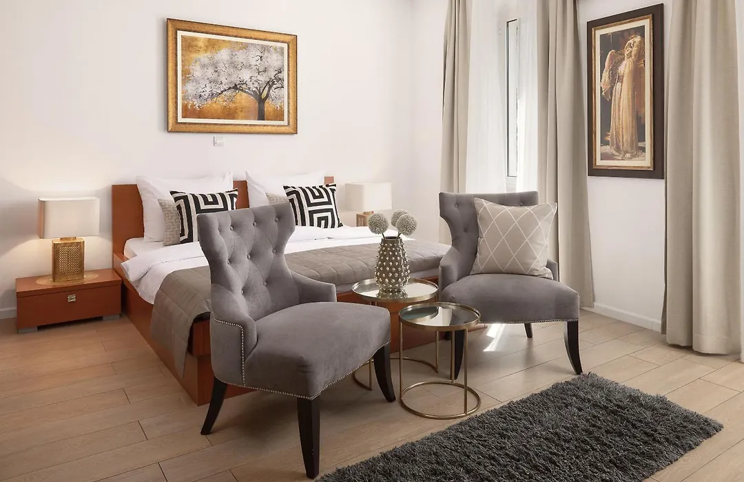 Apartments Studios 81-1