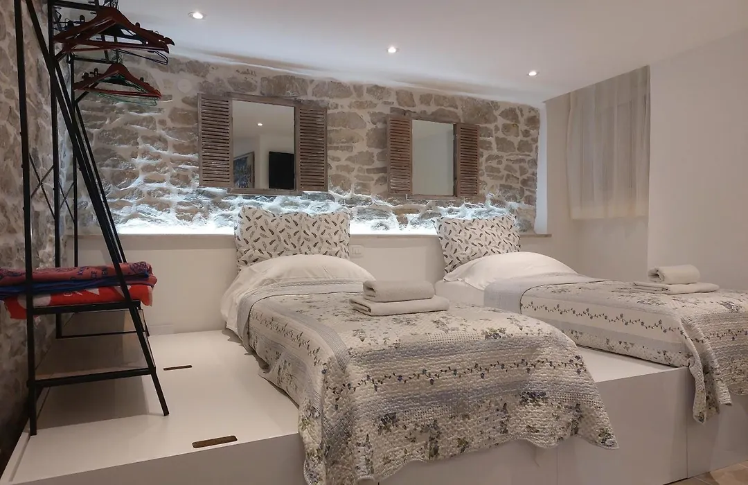 Cozy Central Split Apartment - 5 Min Walk To Old Town & Bacvice Beach-1