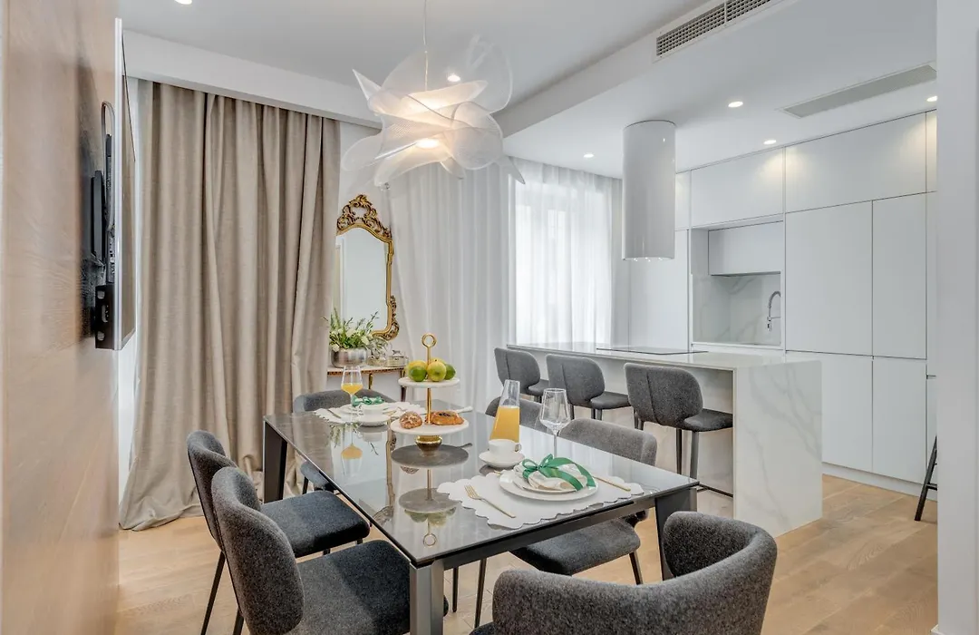 Top Location! Spacious Lux Apartment -5 Min From Beach & Centre-1