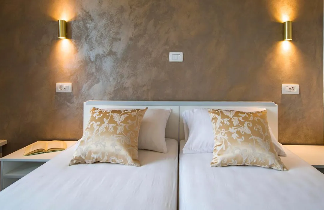 Split Central Luxury Studios 2-1