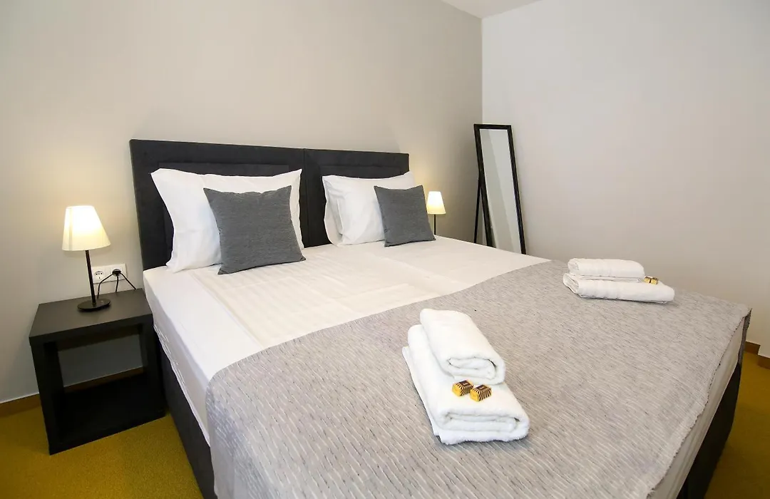 Maxim Deluxe Rooms With Balcony & Private Bathrooms - Downtown Spalato, Quiet Neighborhood-1