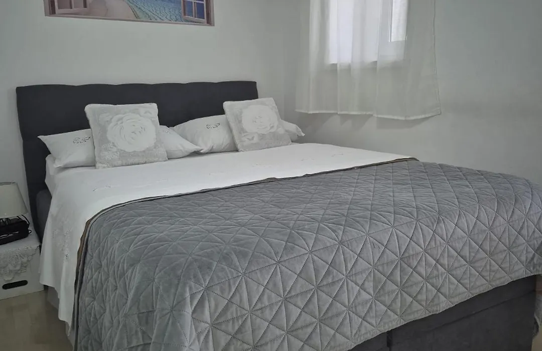 Room Near The Center-1