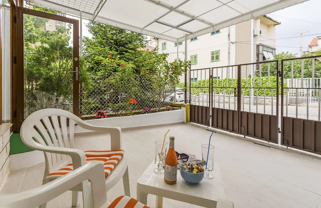 Studio Leon-Sara With Shaded Patio And Garden View-1