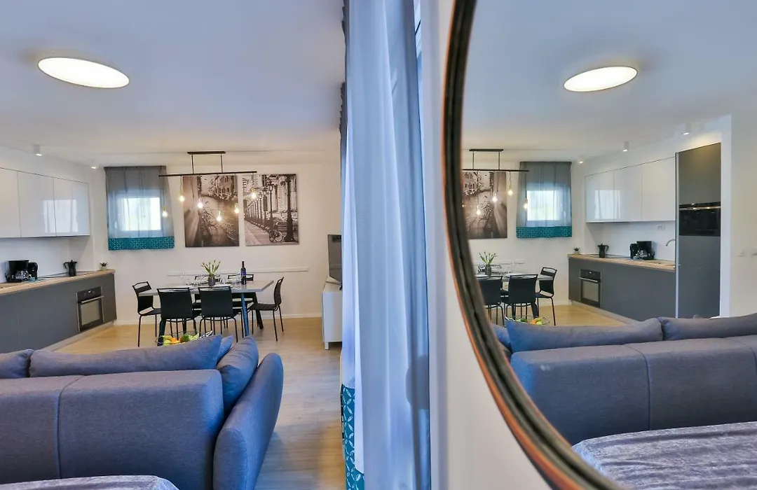 Luxury Urban Villa Apartments With Jacuzzi-1