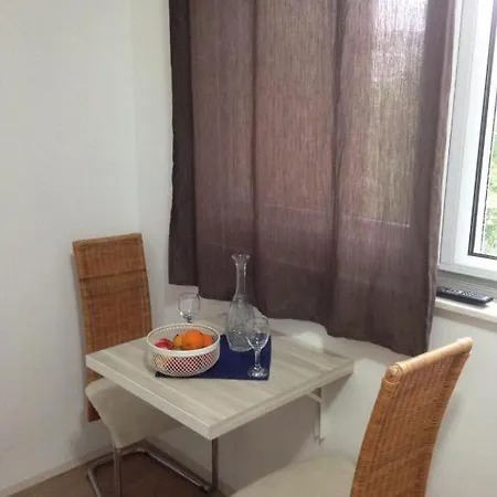 Centar 2 Private Room With Ensuite And Kitchenette-3