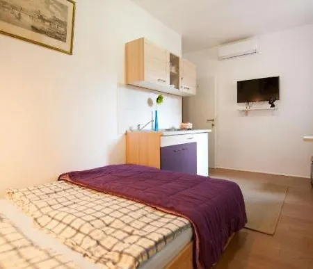 Centar 2 Private Room With Ensuite And Kitchenette-2