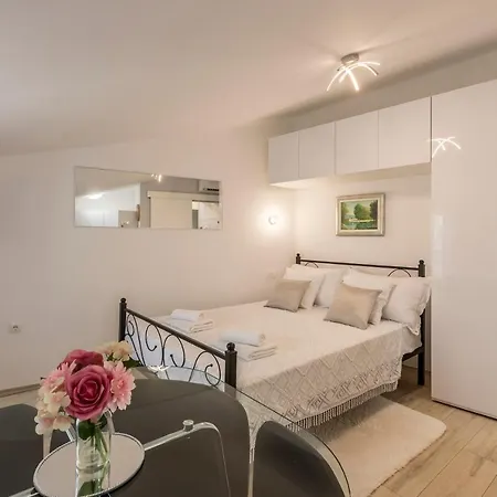 Studio Apartment Paradise Garden-3