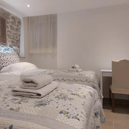 Cozy Central Split Apartment - 5 Min Walk To Old Town & Bacvice Beach-2