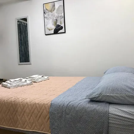 Room Blue Moon Split-3