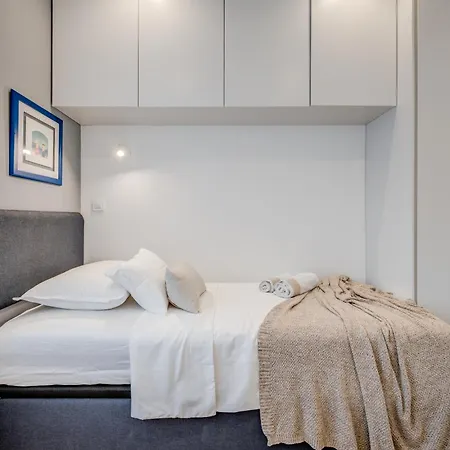 Top Location! Spacious Lux Apartment -5 Min From Beach & Centre-3