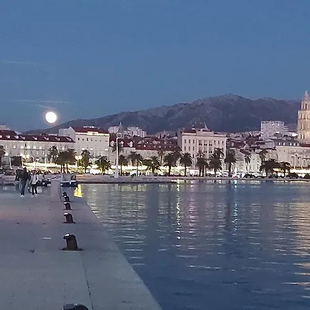 Cozy Central Split Apartment - 5 Min Walk To Old Town & Bacvice Beach-3