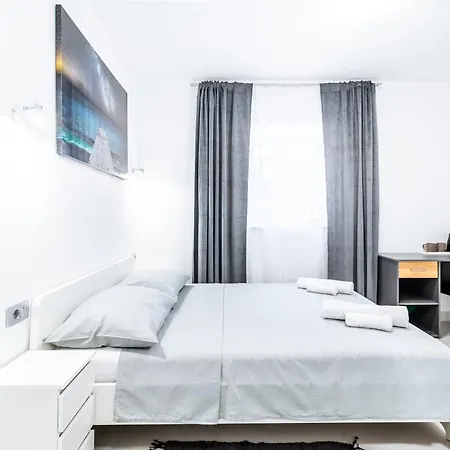 Elegance Split Rooms-2