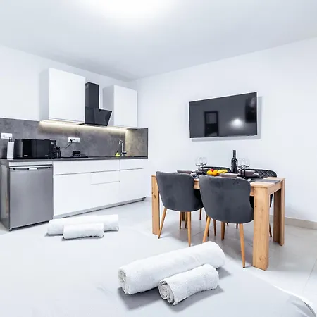 Elegance Split Rooms-3