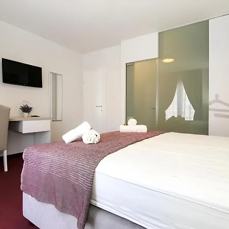 Maxim Deluxe Rooms With Balcony & Private Bathrooms - Downtown Spalato, Quiet Neighborhood-3