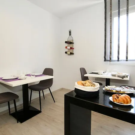 Maxim Deluxe Rooms With Balcony & Private Bathrooms - Downtown Spalato, Quiet Neighborhood-2