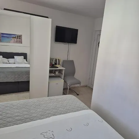 Room Near The Center-2