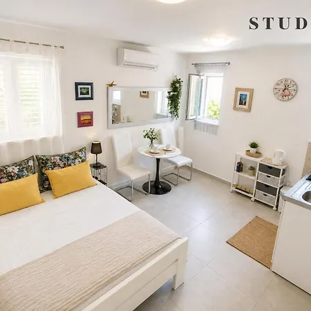 Sunshower Apartment And Studio-3