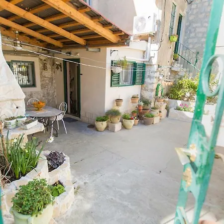 Apartment Antica With Yard & Bbq-3