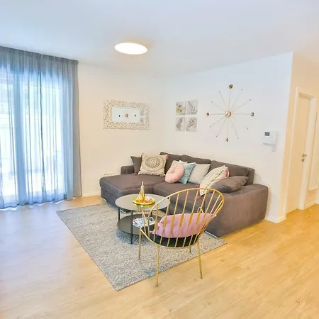Luxury Urban Villa Apartments With Jacuzzi-3