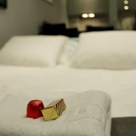 Studio Apartment Art-2