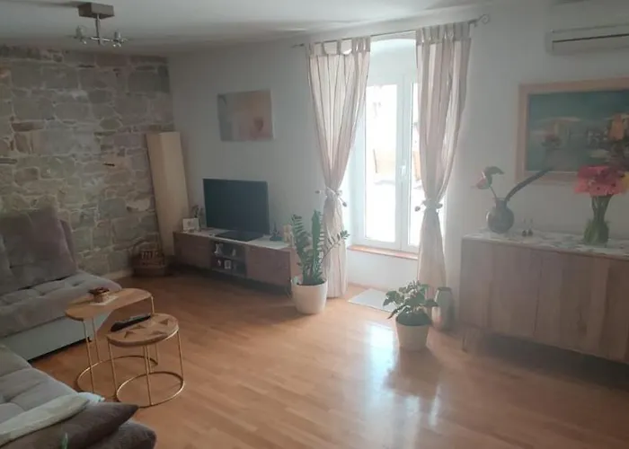 Apartment Elena Rooms Split