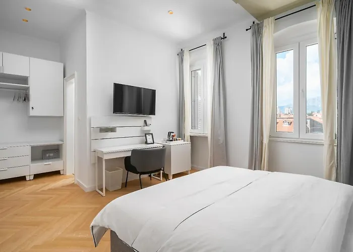 Grey Pearl Rooms Split