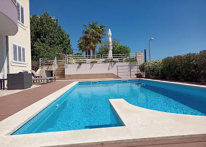 Sky - Beautiful Rooftop Apartment With Shared Pool Split