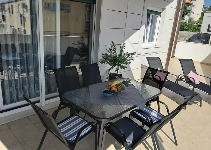3 Bedroom Apartment With Terrace And Free Parking Split