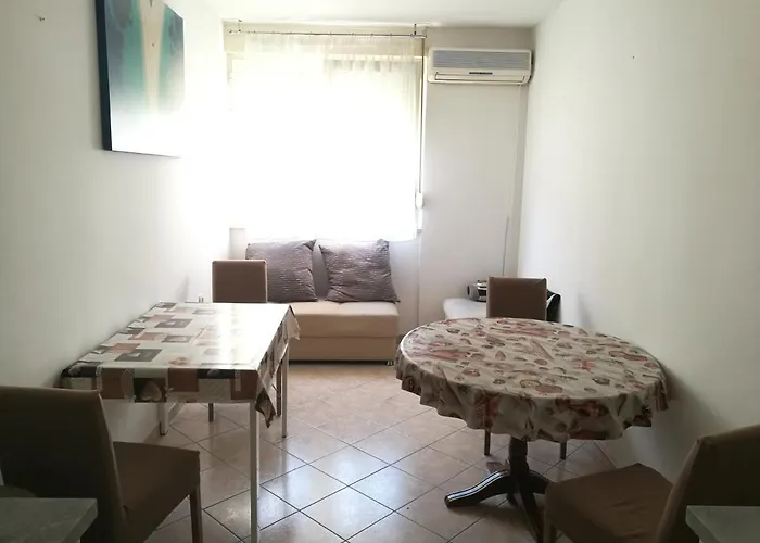 Nice And Cozy Two Single Bed Room Split