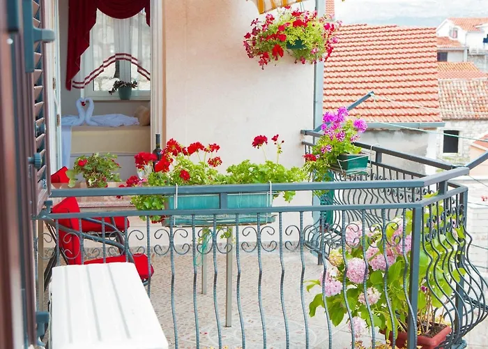 Apartments Angela With Old Town View Split