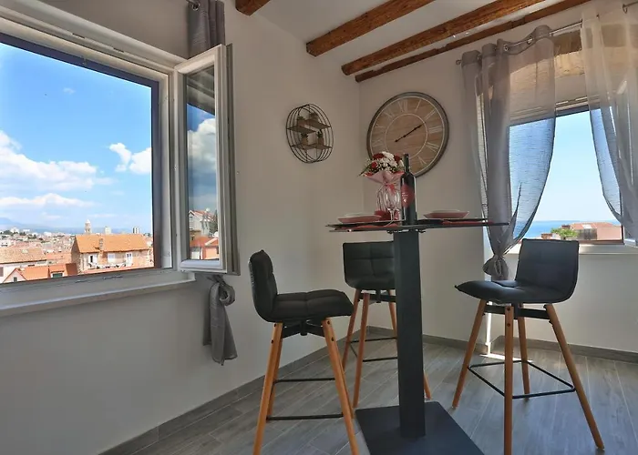 Apartments Angela With Old Town View Split