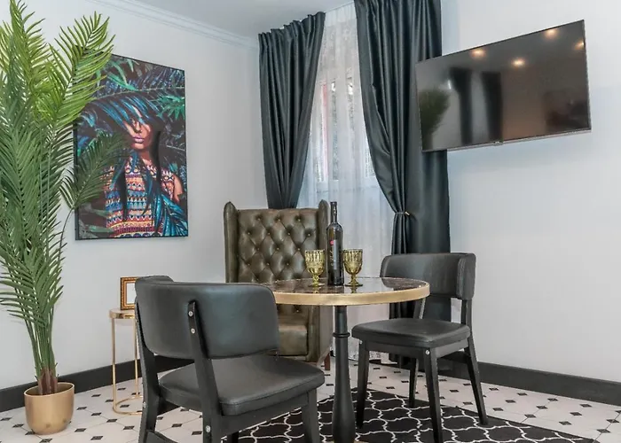 Apartment Art Split Center