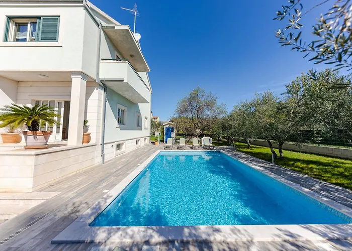 The Olive Poolhouse Apartment Split