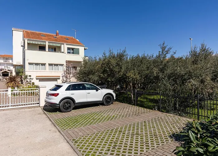 The Olive Poolhouse Apartment Split