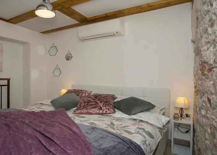 Old Center Stone House Apartment Split