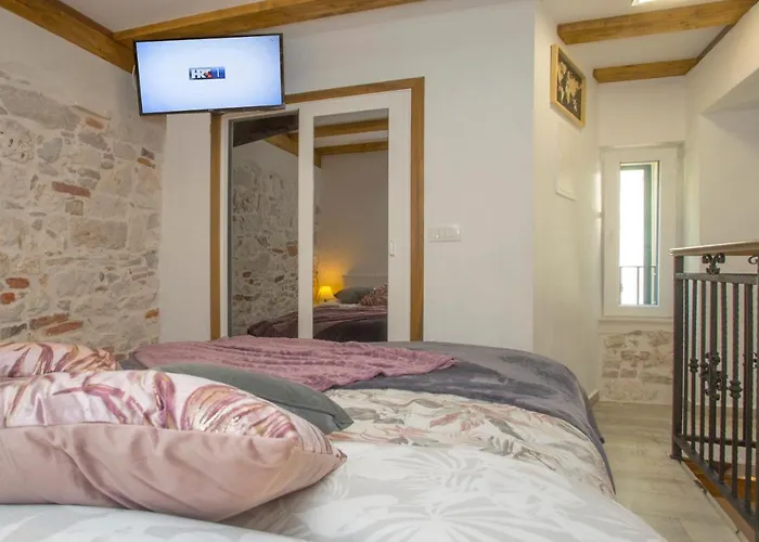 Old Center Stone House Apartment Split