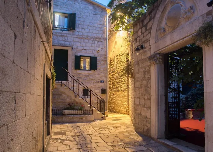 Old Center Stone House Apartment Split