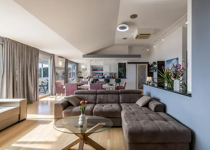 Urban Utopia Penthouse With Private Parking Split