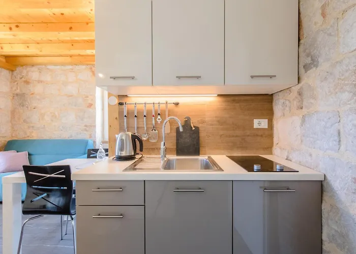 Jes Old Town Studio Apartment Split