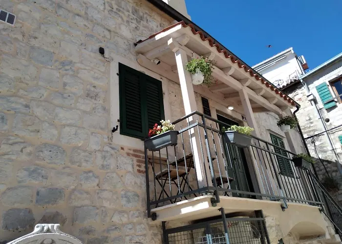 Perfectly Located Cherry Stone House Split