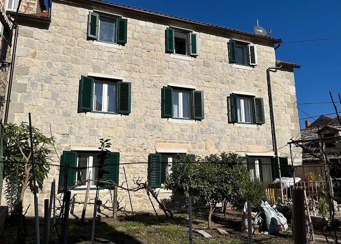 Perfectly Located Cherry Stone House Split
