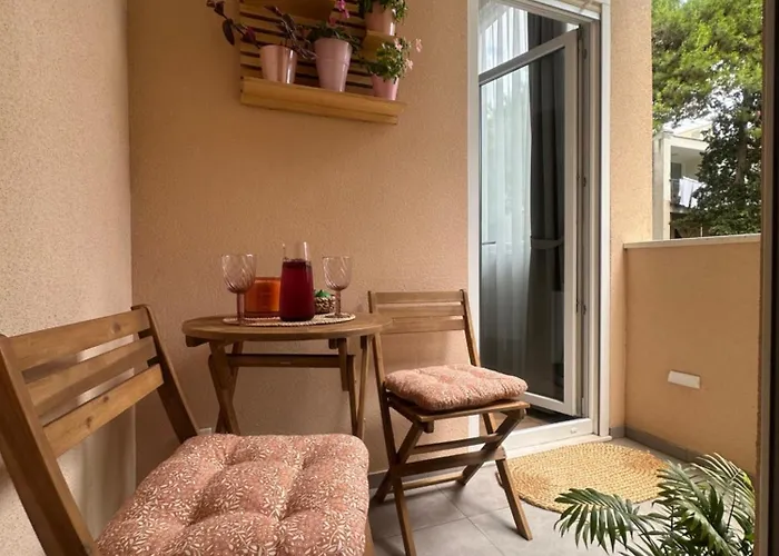 Izzy Apartment Split