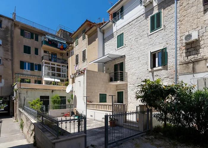 Camellia- Cozy Apartment Split