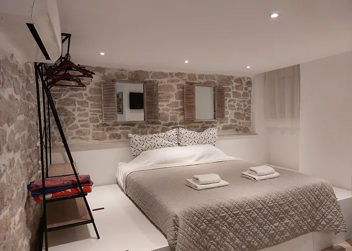 Cozy Central Split Apartment - 5 Min Walk To Old Town & Bacvice Beach