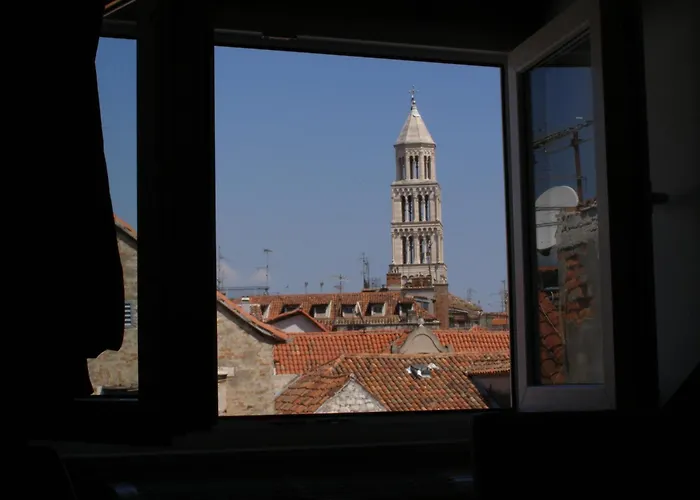 Split Artistic Apartments