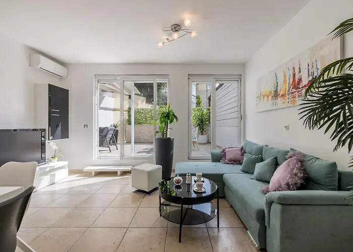 Leona Apartment Split
