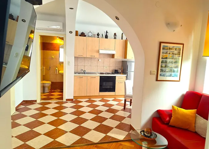 Sunny Center Apartment Split
