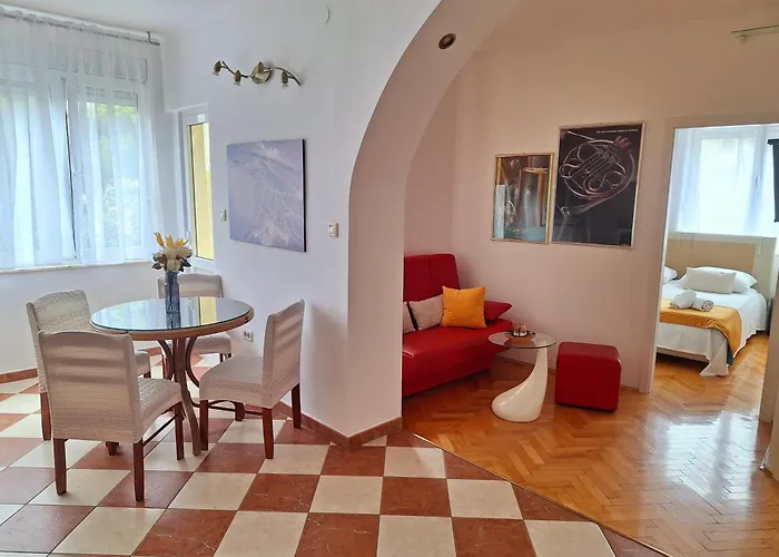 Sunny Center Apartment Split